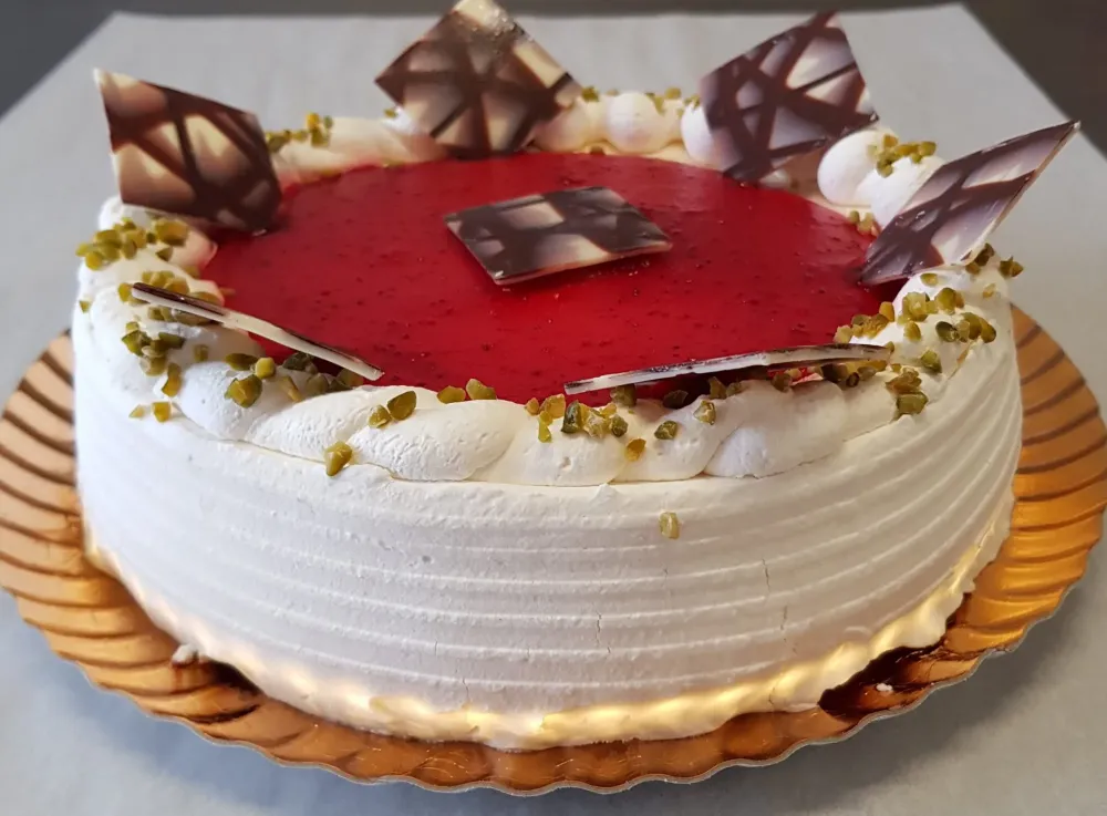 patisserie-le-puit-damour-samatan-glace-vacherin-vanille-fraise1-scaled